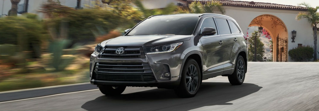 Front driver side exterior view of a gray 2019 Toyota Highlander