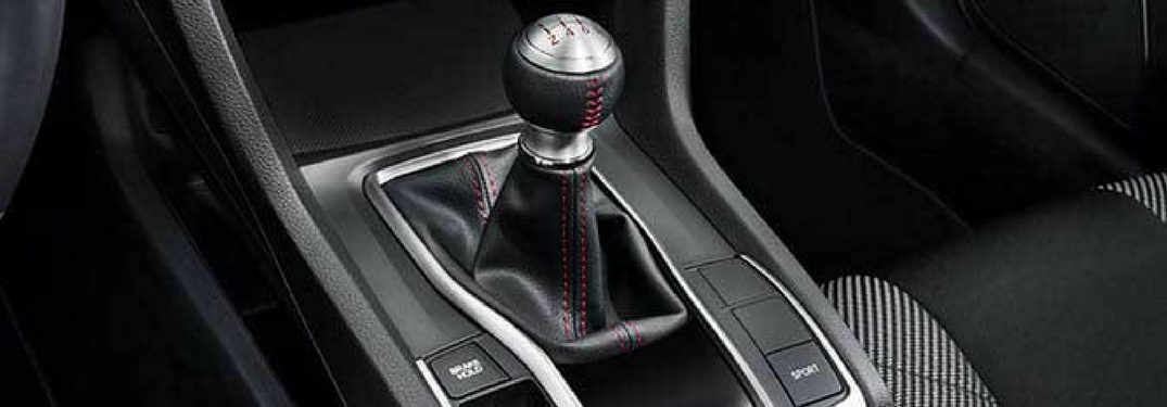 Close up of the manual shifter in the 2018 Honda Civic Si
