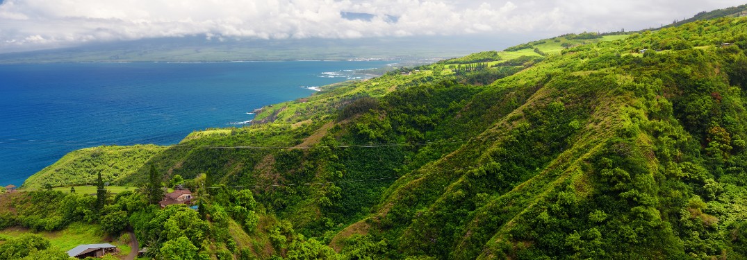 Picturesque view of the ocean and a rainforest valley on the Waihee Ridge Trail