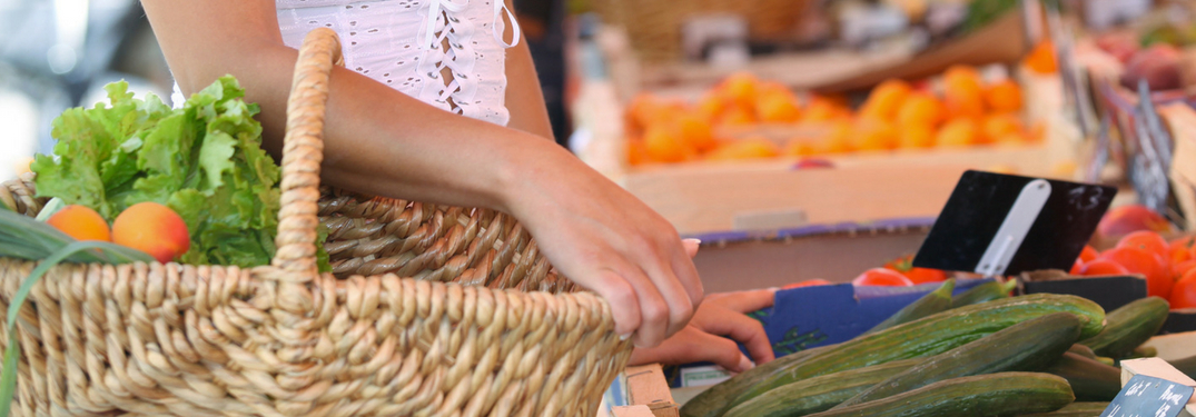 woman shopping at farmers market