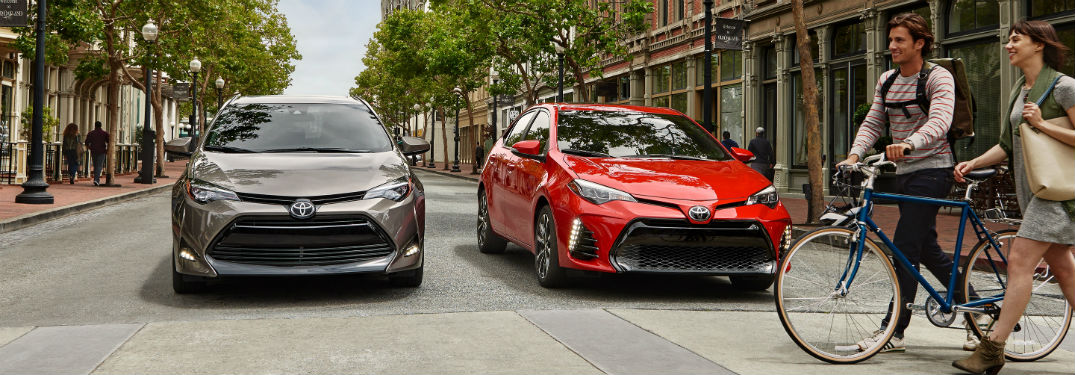 2019 toyota corolla xle and xse side by side in city street