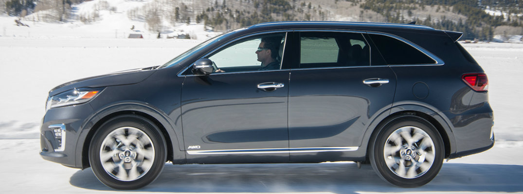 Side profile of the 2019 Kia Sorento in the snow