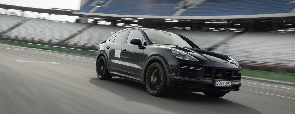 2021 Porsche Cayenne front quarter view