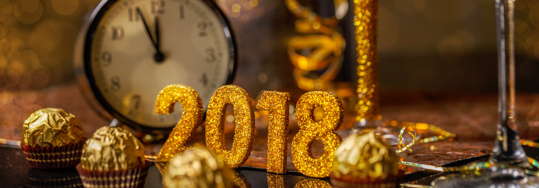 Blurry-clock-in-background-with-2018-in-foreground