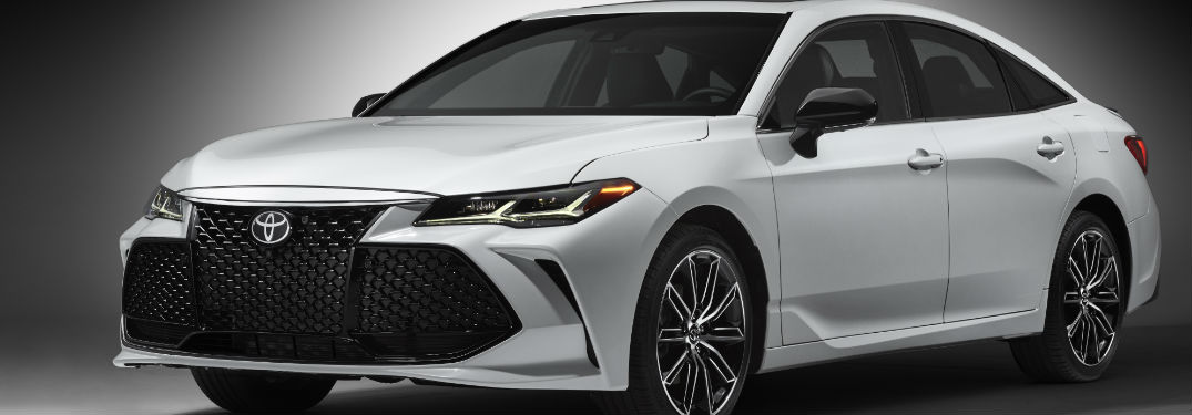 2019 Toyota Avalon Exterior view in White
