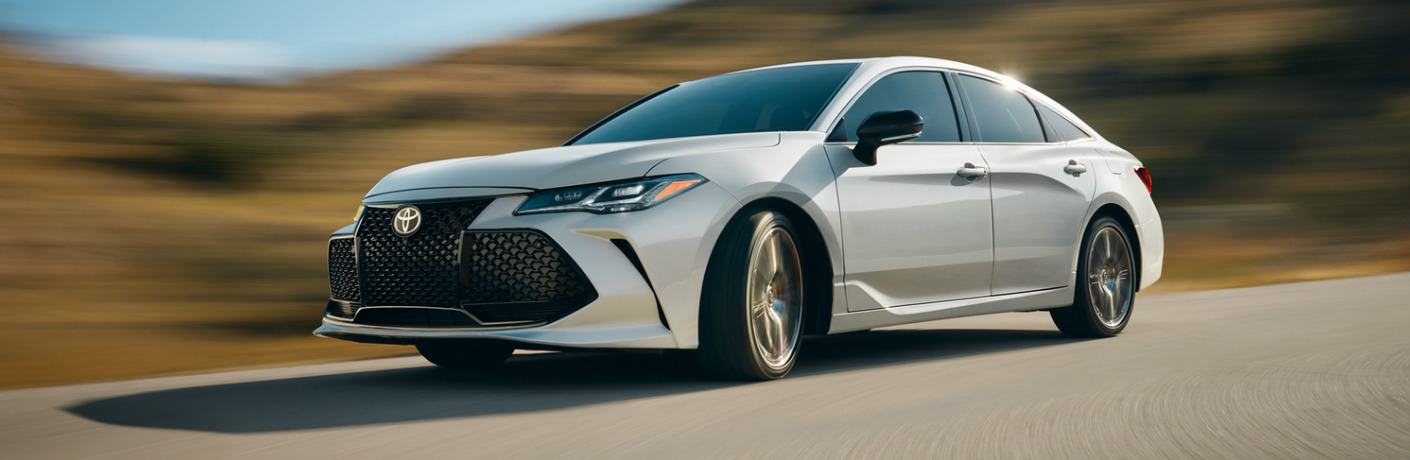 2019 Toyota Avalon Hybrid exterior in white