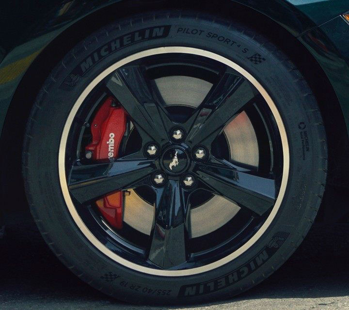 2019 Ford Mustang wheel