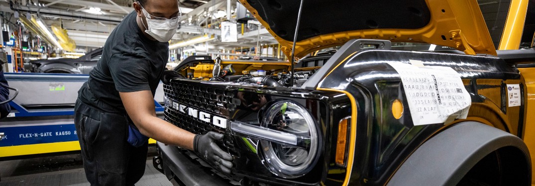 Ford worker building a 2021 Ford Bronco