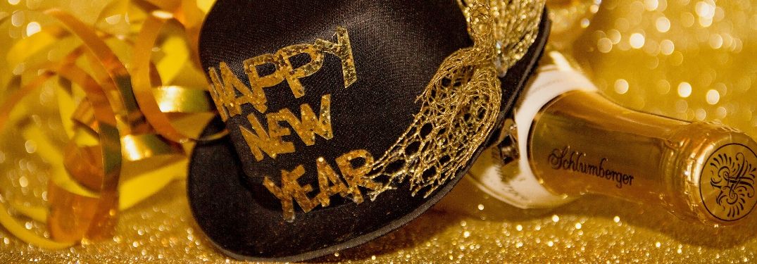 "Happy New Year's" hat with champagne