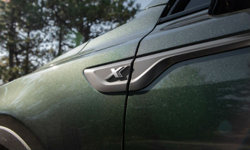 Closeup of badging on Aruba Green 2021 Kia Sorento X-Line