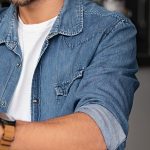 Happy-young-businessman-using-laptop_b