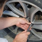 How-to-use-a-lug-wrench_b