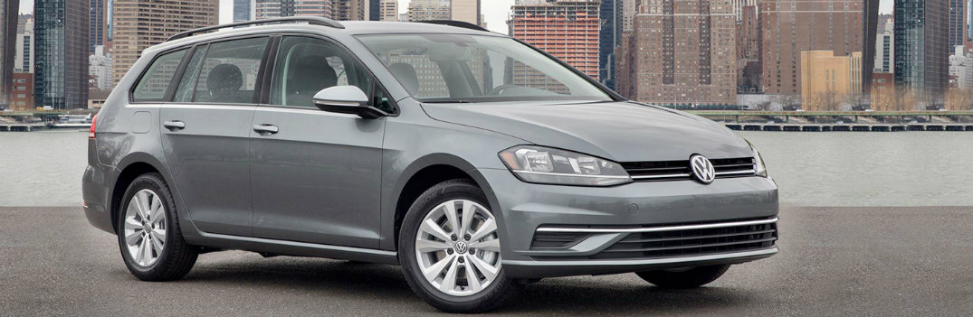 2018 vw golf sportwagen cityscape background