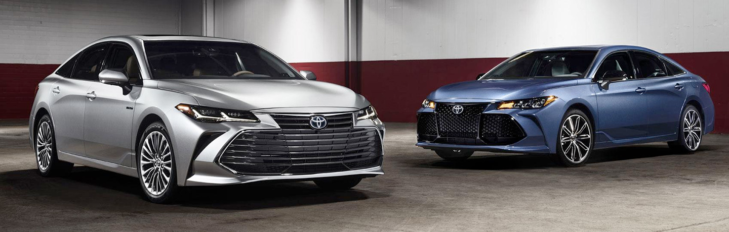 Silver and Blue 2019 Toyota Avalon models side by side in a showroom