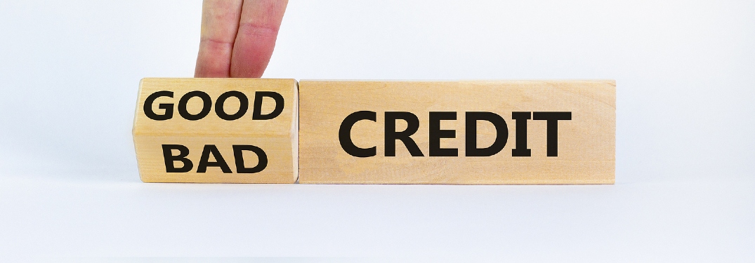 "good/bad" credit on wooden blocks