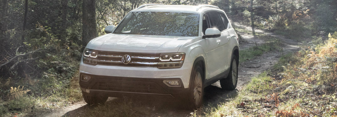 2018-Volkswagen-Atlas-driving-on-dirt-path-through-forest
