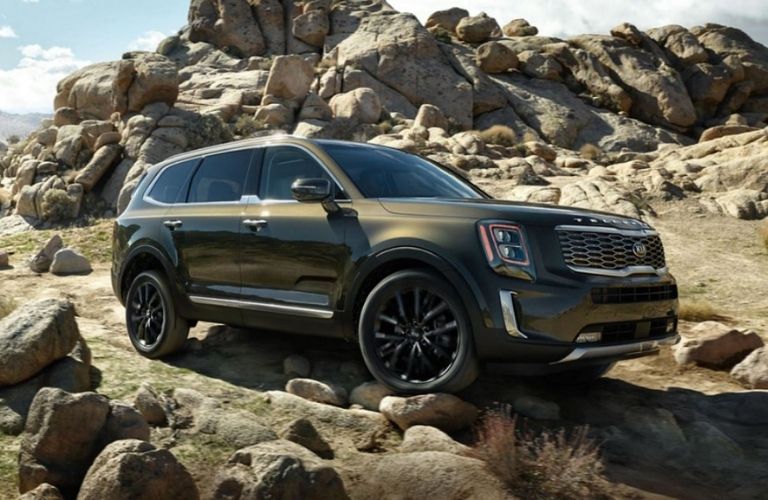 2021 Kia Telluride driving on rocks