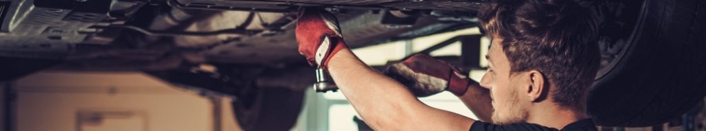 Tech changing oil on a car