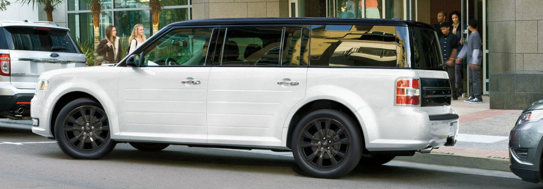 2018-Ford-Flex-pulling-out-of-parallel-parking-spot