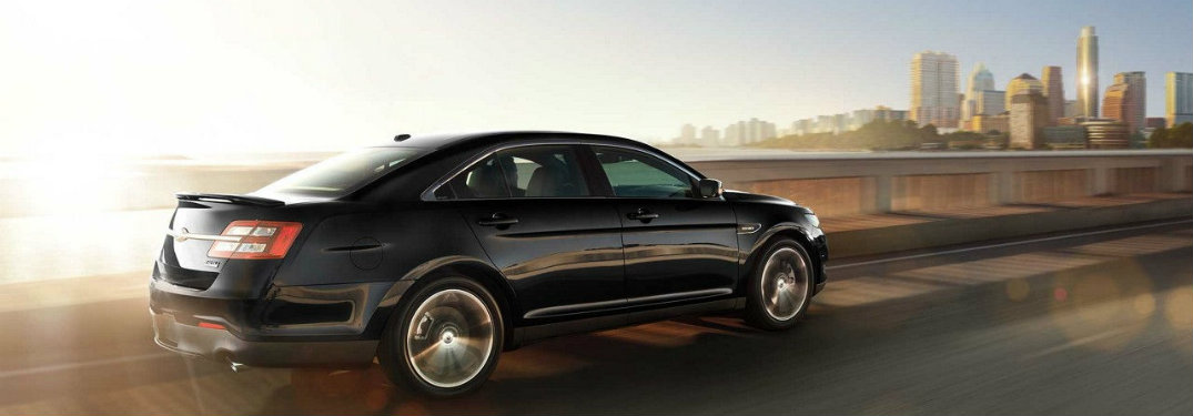 2018-Ford-Taurus-driving-on-highway-in-front-of-city-skyline