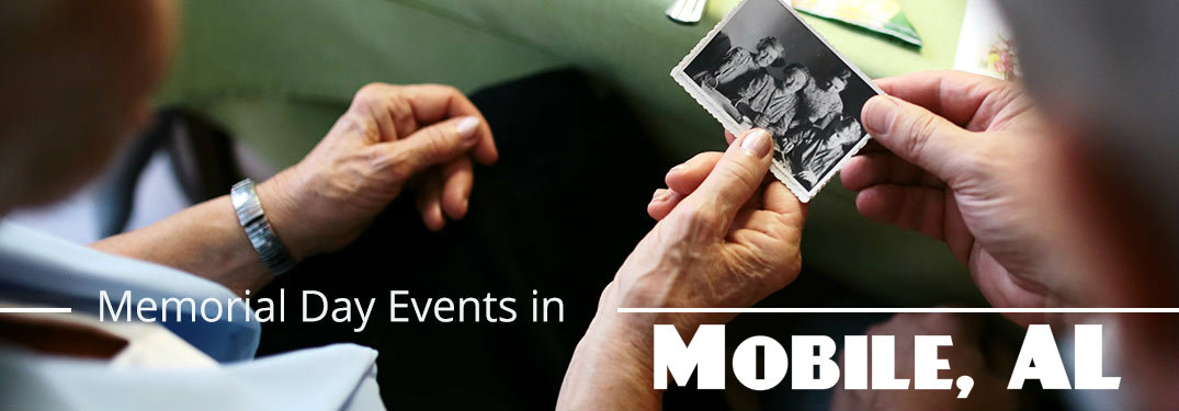 Memorial Day events in Mobile AL, people looking at old photograph