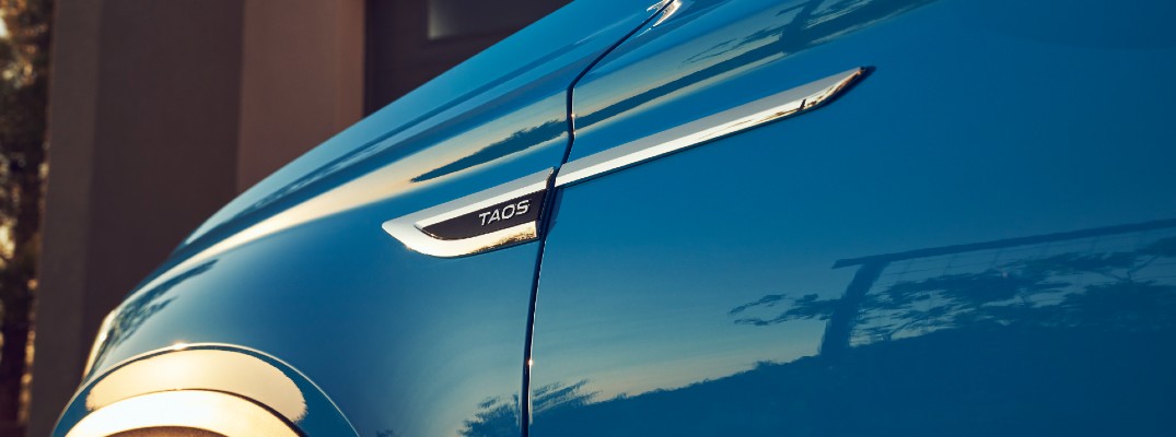 A photo of the Taos badge used by the 2022 Volkswagen Taos.