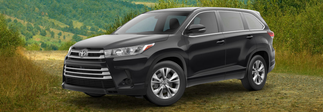 2018 Toyota Highlander LE with forest background