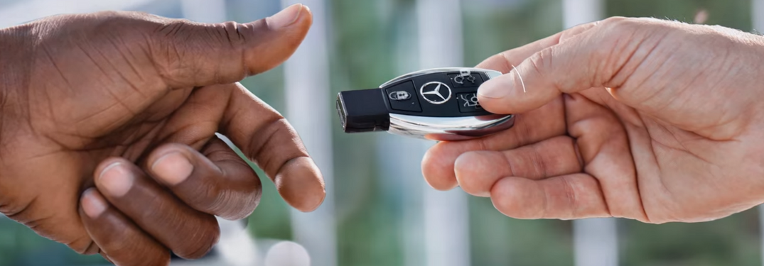 Men hand Mercedes-Benz Smart key between eachother