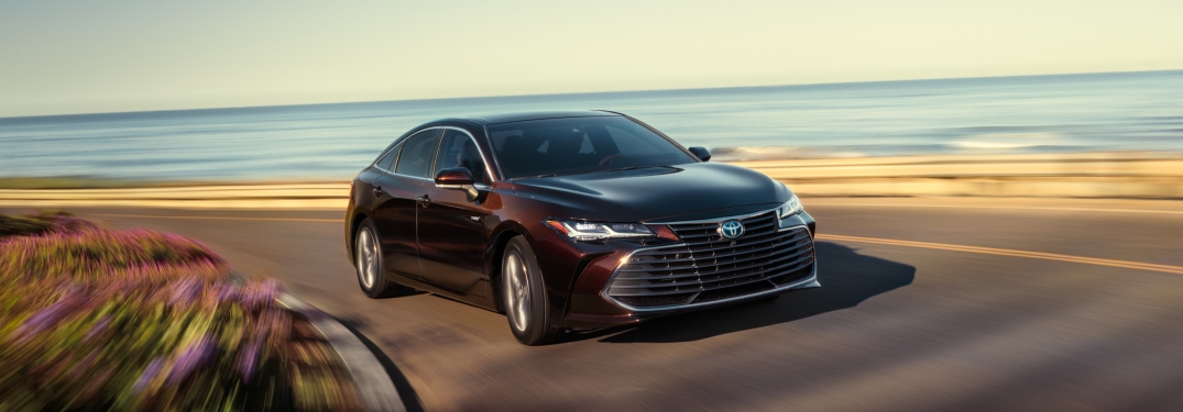 2019 Toyota Avalon rounding a right turn