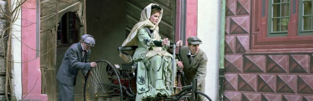 painting of Bertha Benz being pushed in an automobile by her two sons