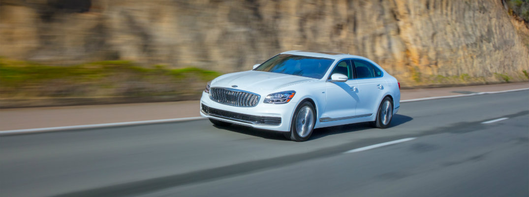 2019 Kia K900 driving down the road