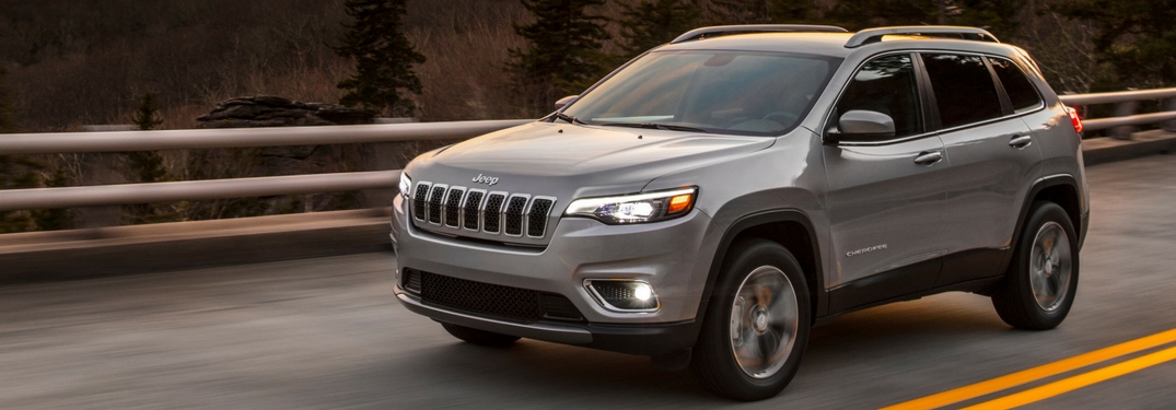 2019 jeep cherokee full view driving