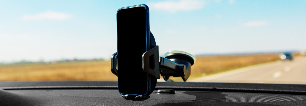 phone holder on windshield holding phone black screen