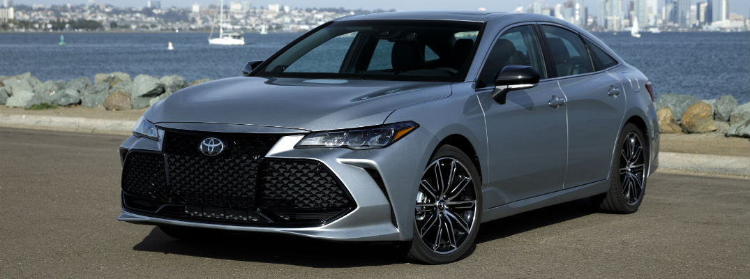 A front left quarter photo of the 2019 Toyota Avalon parked in front of a skyline.