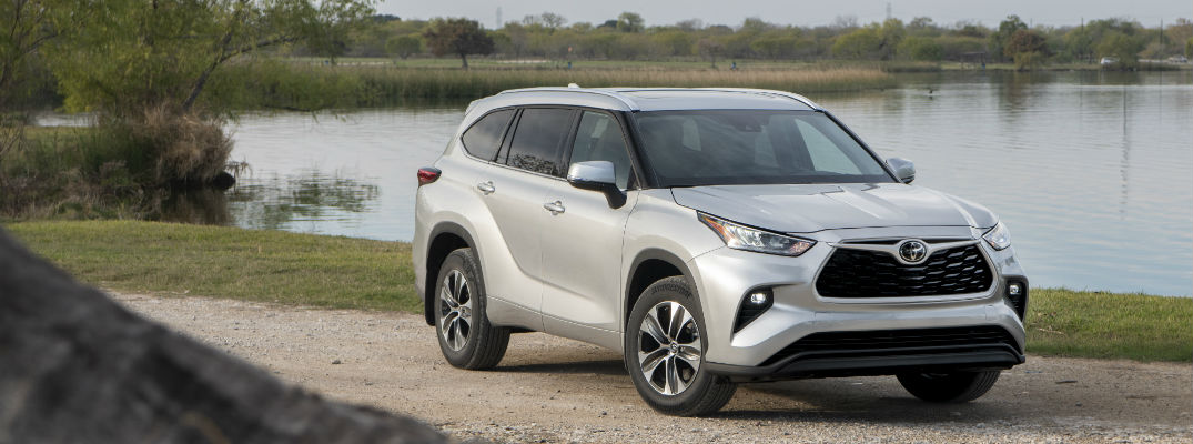 A front right quarter photo of the 2020 Toyota Highlander.