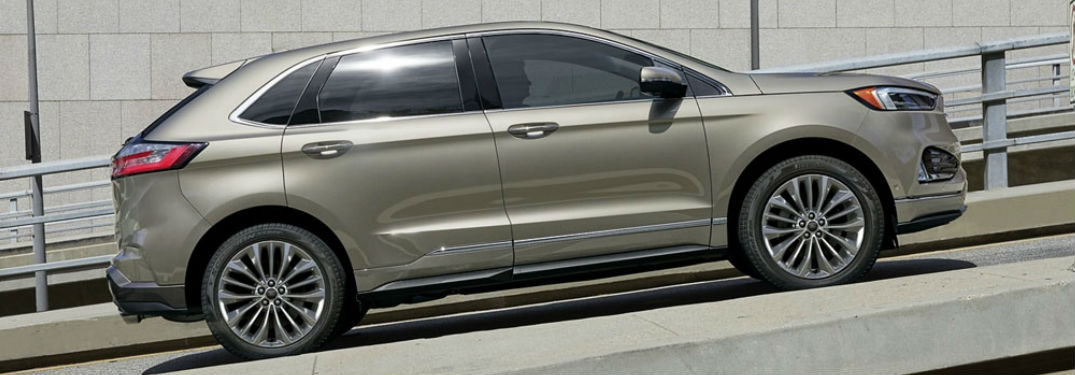 2020 Ford Edge on incline