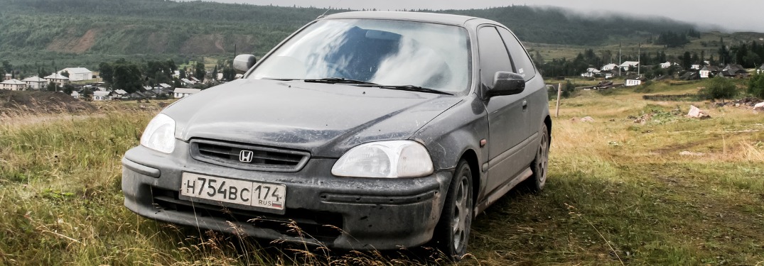 Honda Civic in a field
