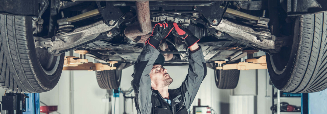 Mechanic changing the oil of vehicle