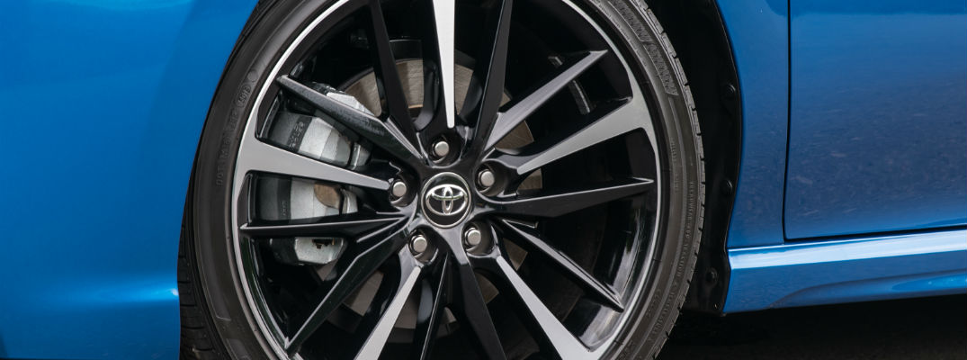 A close up photo of a wheel on the 2018 Toyota Camry