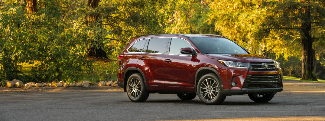 A right profile photo of the 2018 Toyota Highlander.
