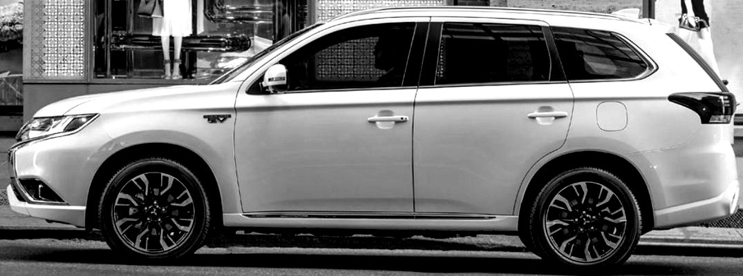 Un fotographia negro y blanco del 2018 Mitsubishi Outlander PHEV
