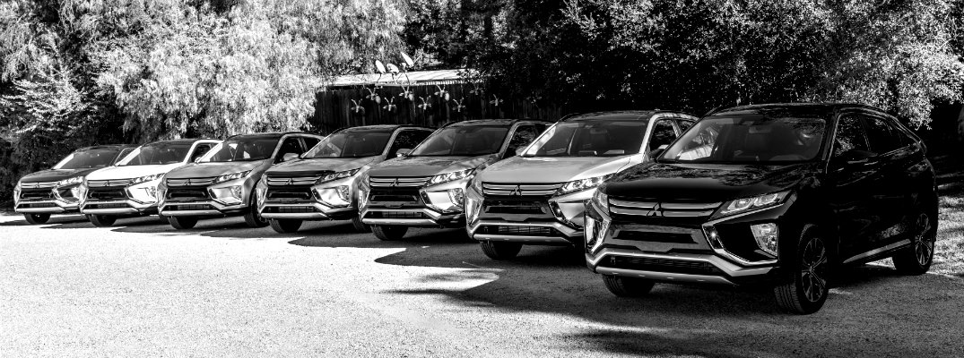 Una foto en blanco y negro con una línea de los modelos de 2018 Mitsubishi Eclipse Cross