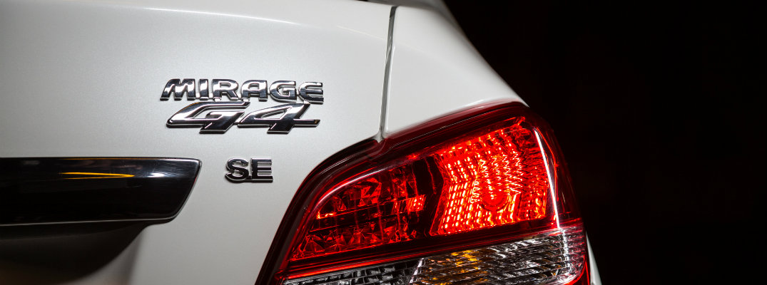 Una luz de cola e insignias del Mitsubishi Mirage G4 2018
