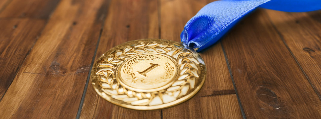 Una medalla de oro con cinta azul