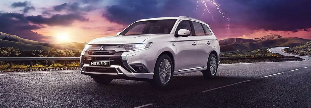 2020 Mitsubishi Outlander PHEV fascia delantera lado del conductor relmpago en el cielo