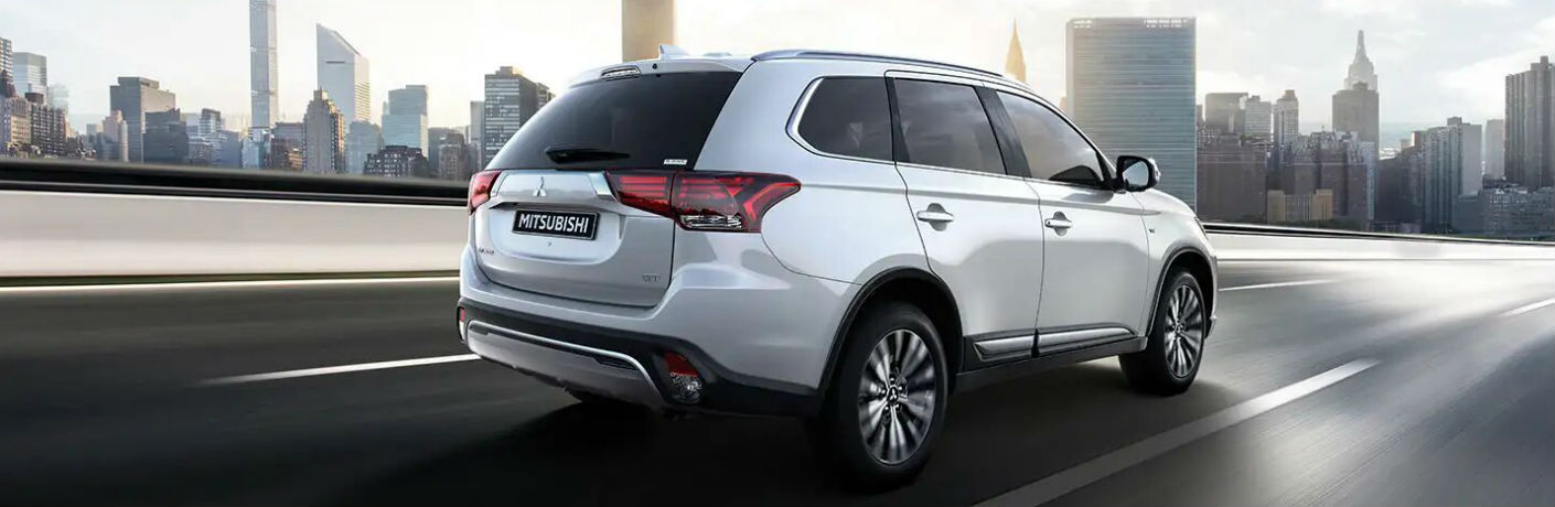 2020 Mitsubishi Outlander fascia trasera blanca lado del pasajero