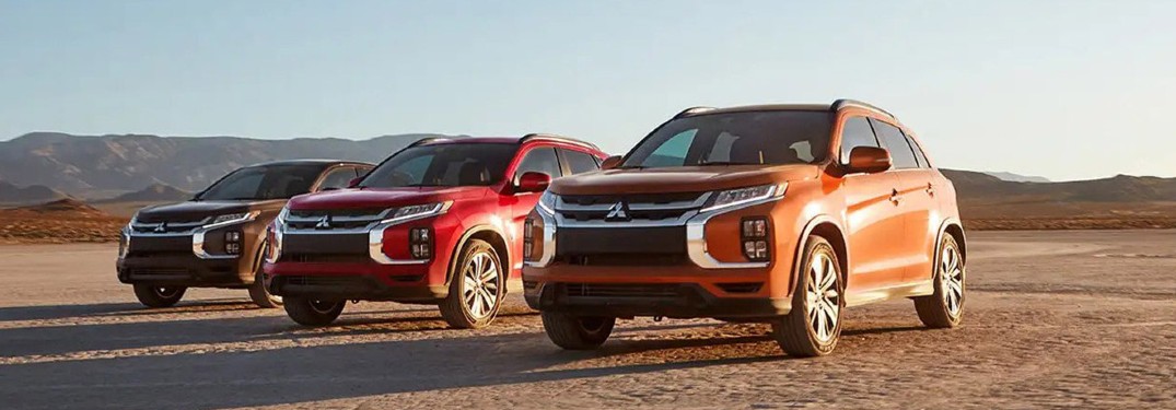 Tres modelos Mitsubishi Outlander Sport 2020 alineados afuera