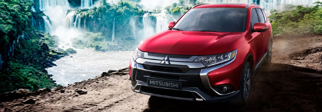 2020 Mitsubishi Outlander lado del conductor estacionado cerca de la cascada