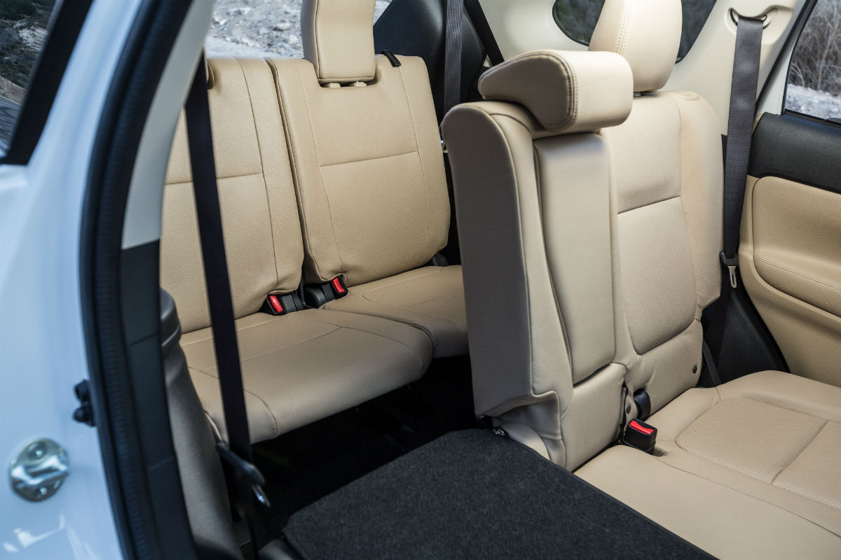 What is the Passenger & Cargo Capacity of the 2018 Mitsubishi Outlander?