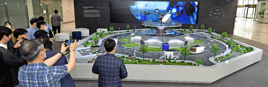 Hyundai Smart Mobility Ecosystem Model with Onlookers Close